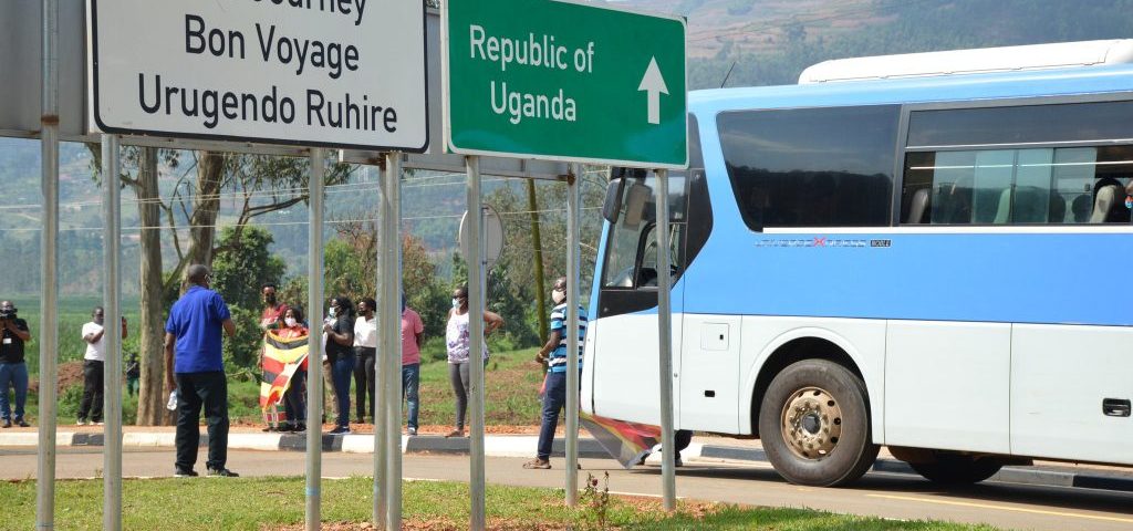 Is border crossing between Rwanda and Uganda easy?